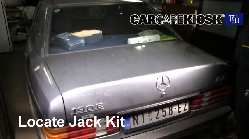 1989 Mercedes-Benz 190E 2.6 2.6L 6 Cyl. Levantar auto Usar el gato para levantar el auto